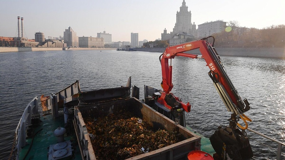 Более 530 тонн мусора убрали коммунальные суда с водных акваторий Москвы за лето