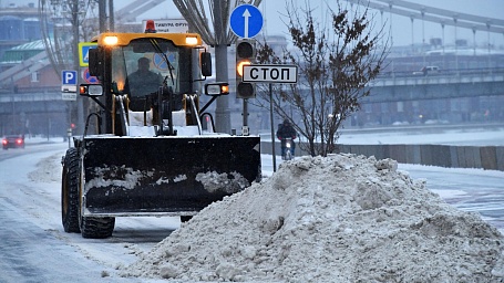 Работы по очистке Москвы от снега организованы в круглосуточном режиме