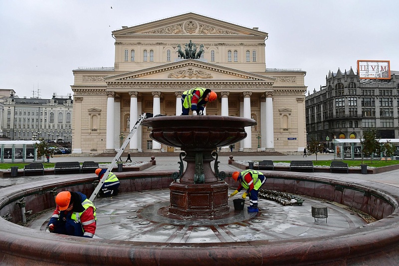 Московские фонтаны уходят на зимнюю консервацию