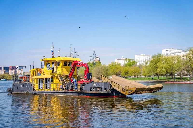 Коммунальный флот Москвы собрал свыше 240 тонн мусора с водной акватории с начала летней навигации