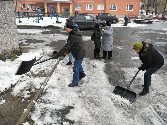 Жителей Петрозаводска, которые сами убирают дворы от снега, похвалил глава Карелии