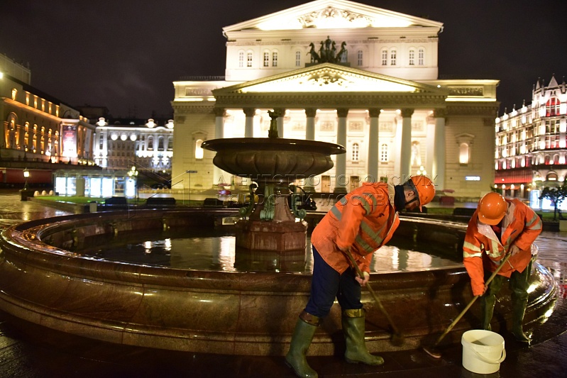 Специалисты приступили к регламентным работам по очистке фонтанов в районе Пушкинской площади.