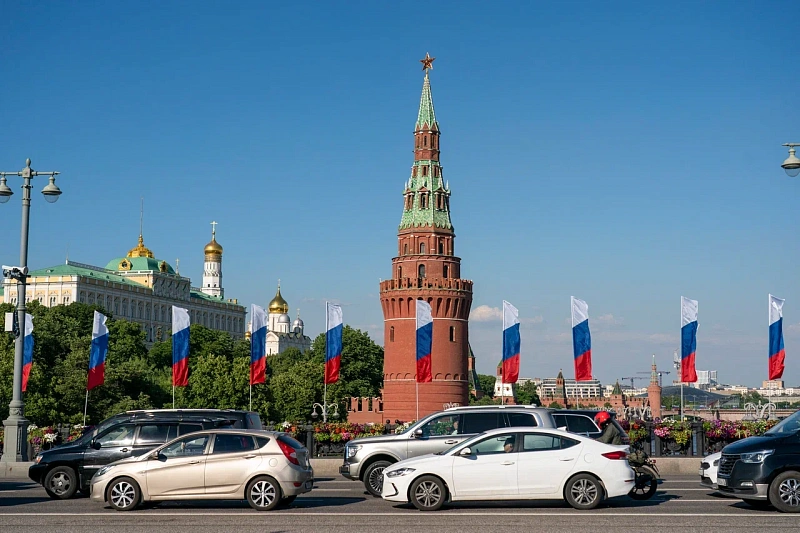 Порядка 750 флагов и декораций украсили Москву ко Дню России