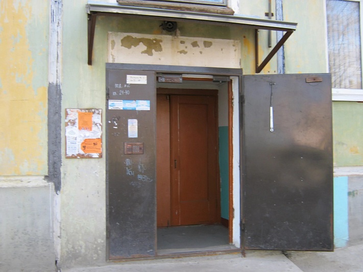 Кто должен ставить и чинить дверь в подъезд — жильцы или управляющая компания?