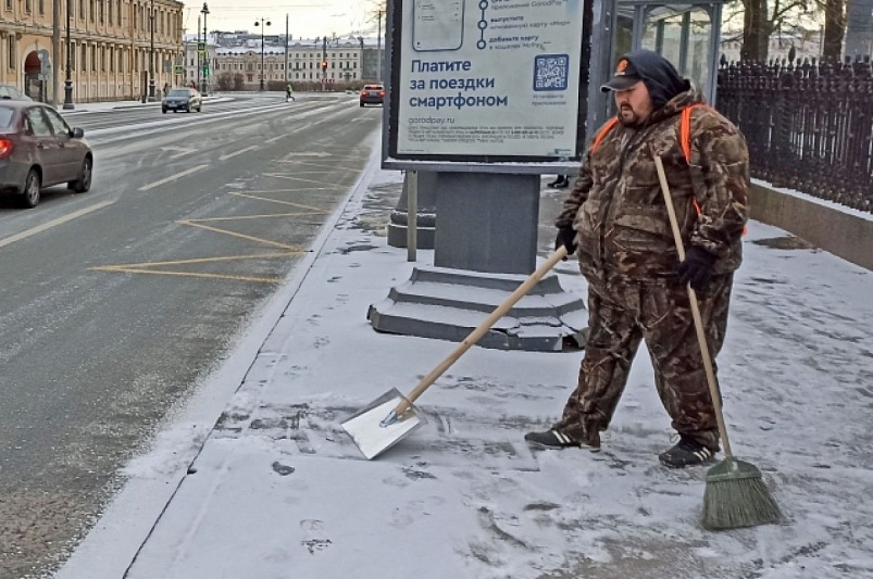 В Петербурге к зиме укомплектовали 86% штата дворников