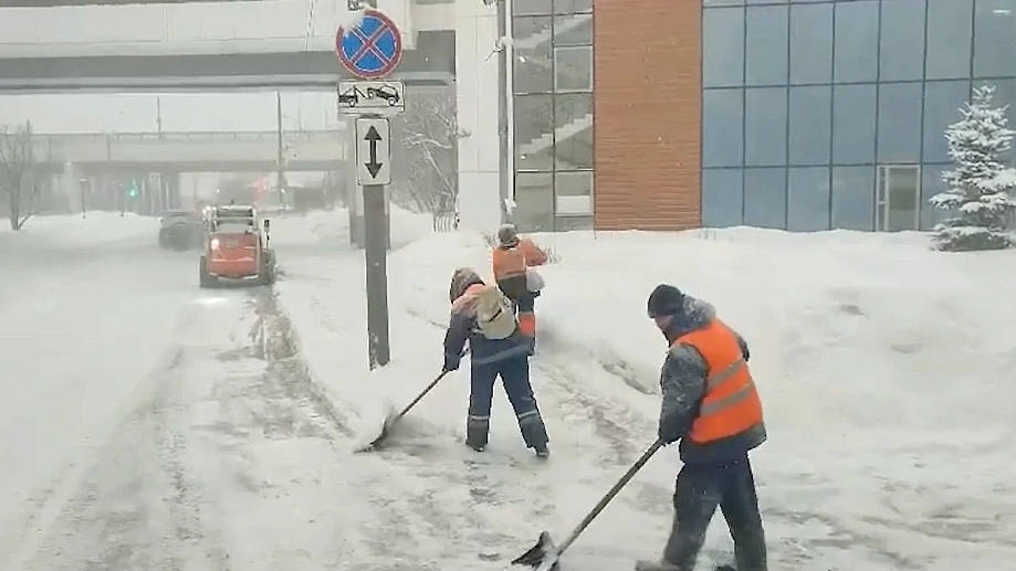 В Москве городские службы переведены на усиленный режим работы из-за снегопада