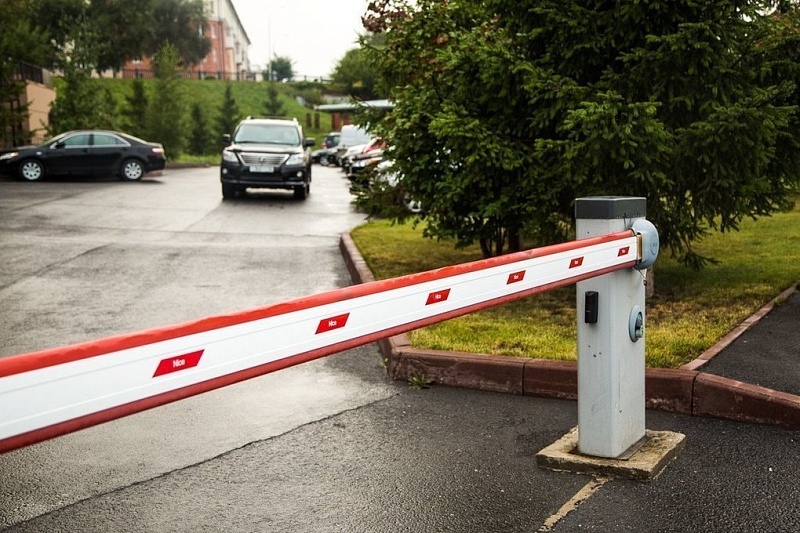 Шлагбаум во дворе. Законность установки и кто обязан его обслуживать