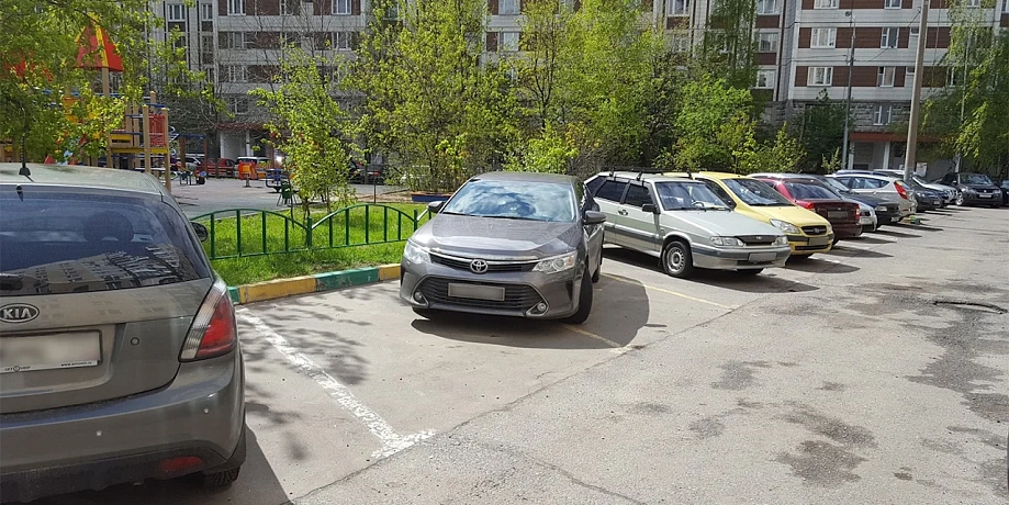 Парковка во дворе: общее имущество или личное место?