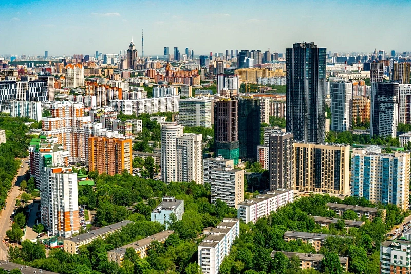 В Москве капитально отремонтировали более 560 крыш жилых домов с начала года