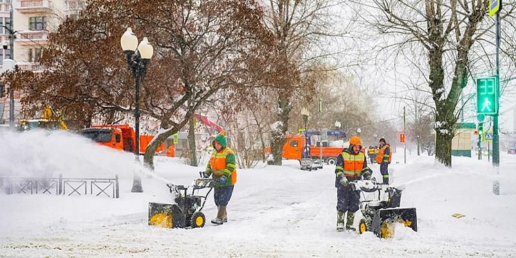 Коммунальщики переведены на усиленный режим из-за рекордных снегопадов в Москве
