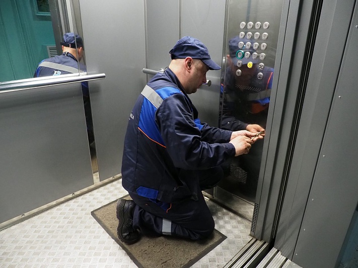 В Москве с начала 2026 года в рамках капремонта заменили более 1,3 тысячи лифтов