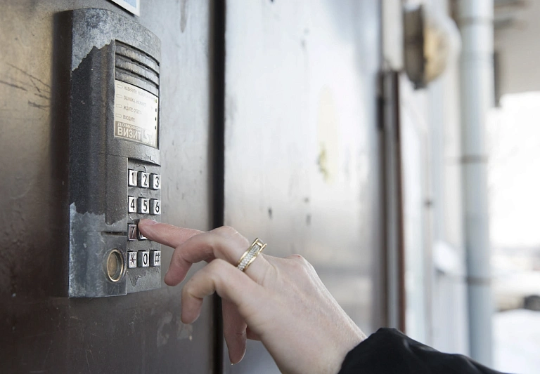 Домофон не работает, но плату берут: кто обязан чинить и что делать жильцам