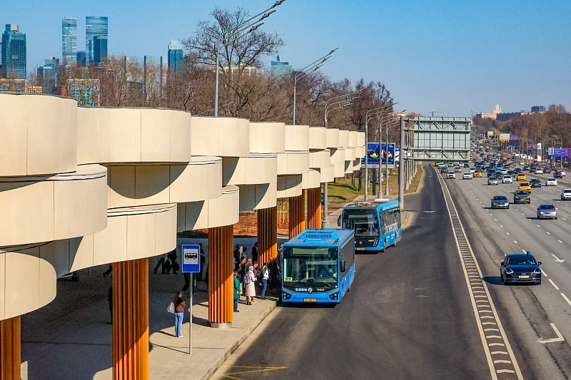 У вокзала «Славянский бульвар» в Москве установили навесы «сухие ноги»