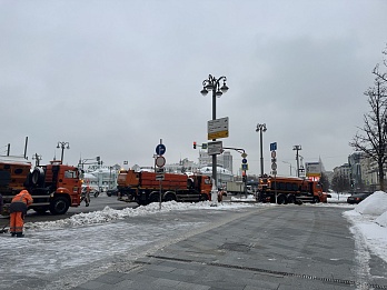 В Москве продолжаются усиленные меры по уборке снега из-за затяжного снегопада
