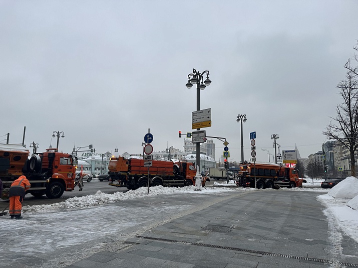В Москве продолжаются усиленные меры по уборке снега из-за затяжного снегопада