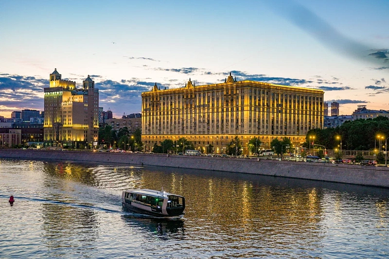 Два исторических жилых дома в центре Москвы оснастили архитектурно-художественной подсветкой