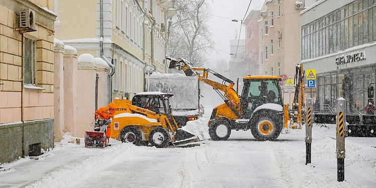 В Москве городские службы очищают дороги и тротуары от снега в цикличном режиме