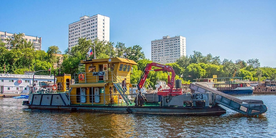 Коммунальный флот Москвы собрал 120 тонн мусора с начала летней навигации