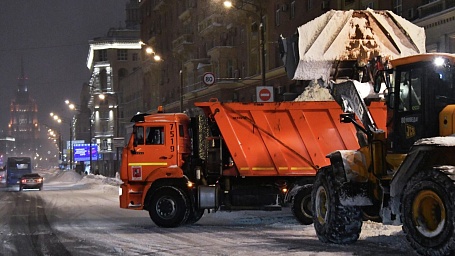 Городские службы в круглосуточном режиме ликвидируют последствия мощного снегопада