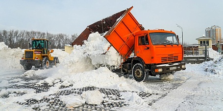 В Москве снегосплавные пункты круглосуточно утилизируют снег после снегопада
