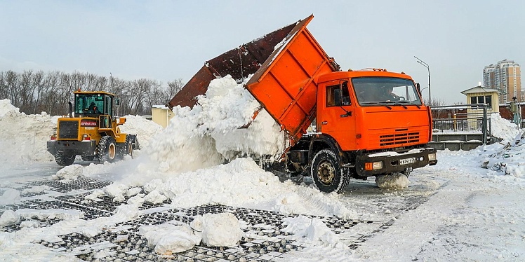 В Москве снегосплавные пункты круглосуточно утилизируют снег после снегопада