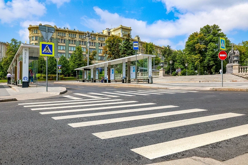 В Лубянском проезде в центре Москвы обновили около 9 тыс. кв. м асфальта