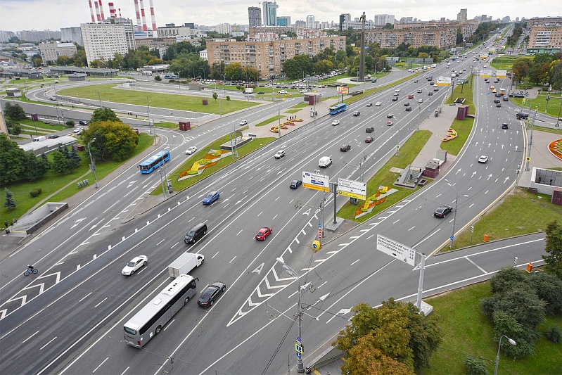 На Ленинском проспекте в Москве обновили более 100 тысяч квадратных метров дорожного покрытия