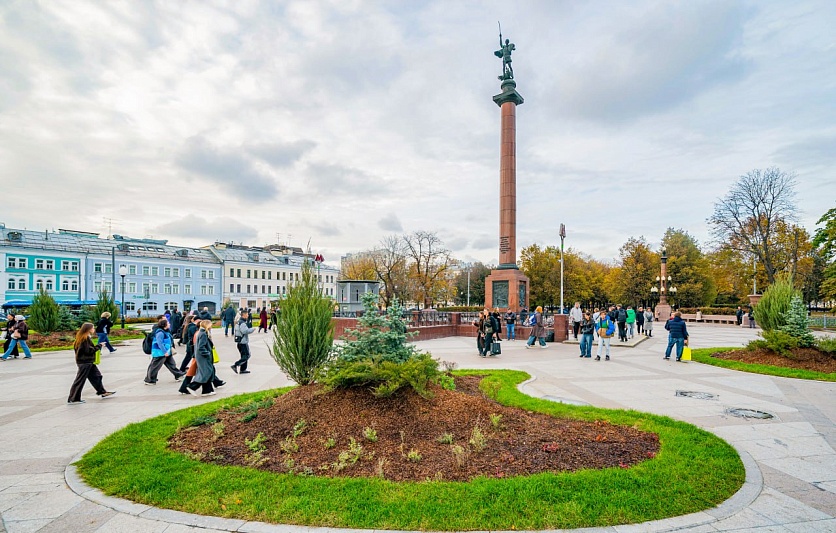 На Трубной площади в Москве появились новые деревья и ландшафтные композиции