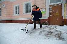 Кто должен убирать входную группу нежилых помещений и прилегающую территорию?