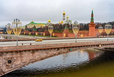 Столичные мосты засияли праздничной иллюминацией к Новому году и Рождеству