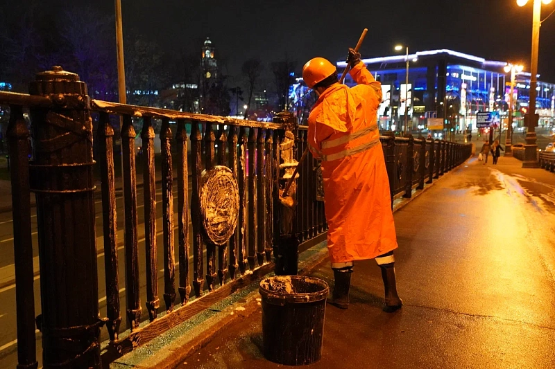 В Москве завершилась промывка Бородинского моста в рамках весенней уборки