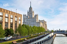 На набережных реки Яузы в Москве в этом году высажено более 700 деревьев
