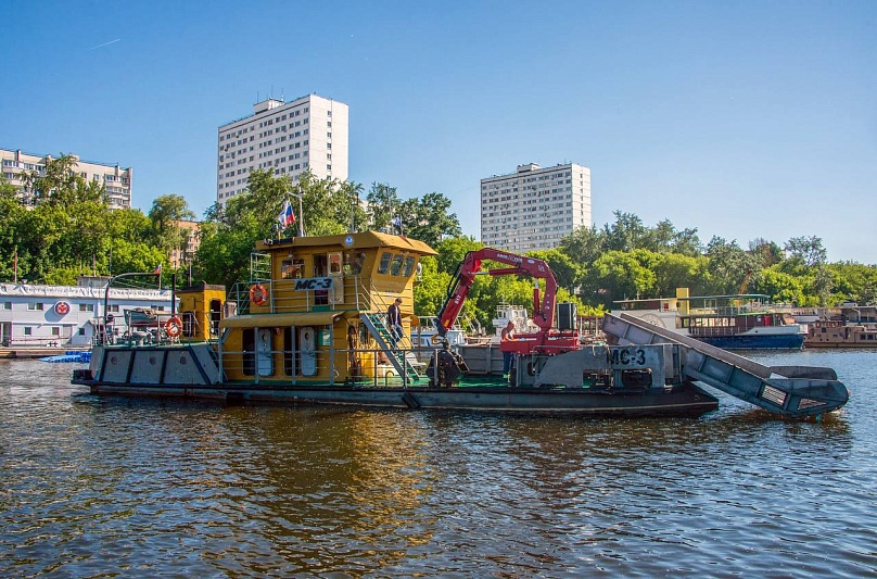 С водной акватории Москвы собрали более 100 тонн мусора