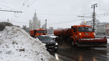 Коммунальные службы Москвы перешли на усиленный режим работы по вывозу снега