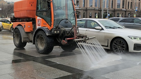 В Москве стартовала весенняя промывка дорог и тротуаров с шампунем