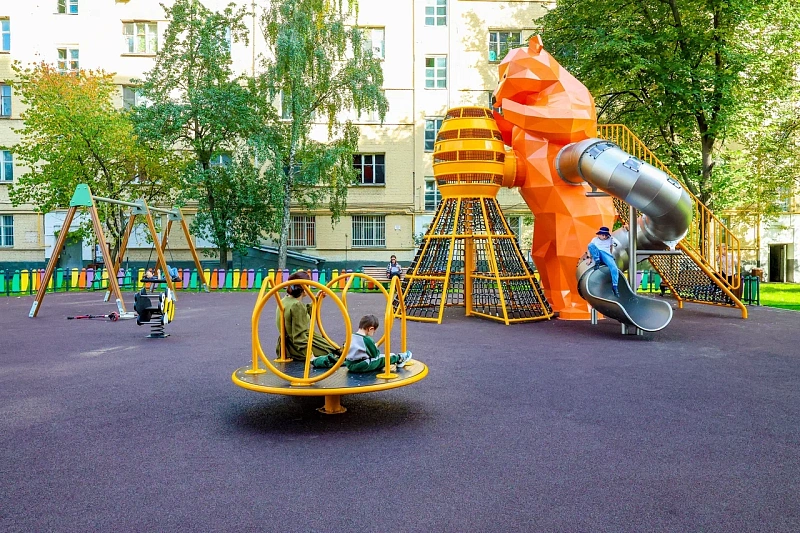 В Москве обновили тематические детские и спортивные площадки на юге города