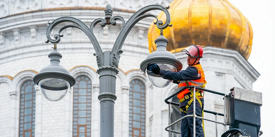 В Москве началась масштабная очистка объектов уличного освещения