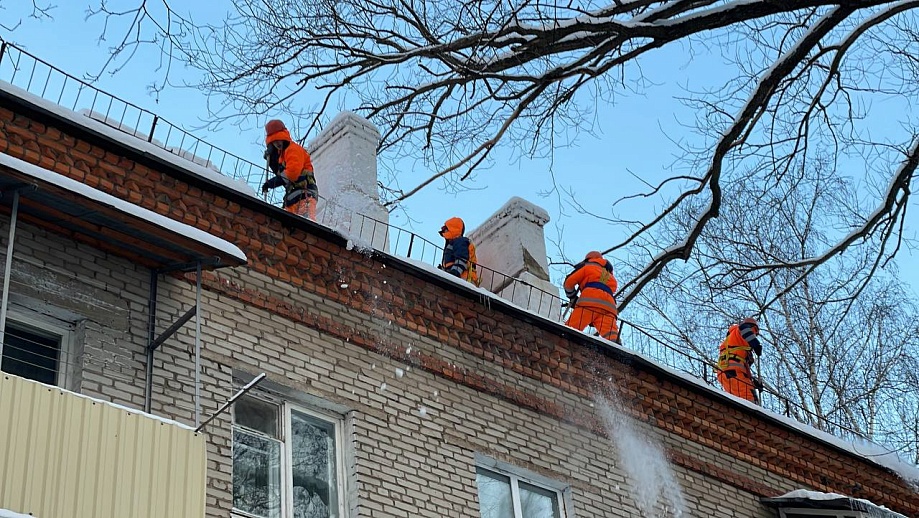 В очистке столичных крыш домов после снегопада задействовано более 13 тыс. кровельщиков