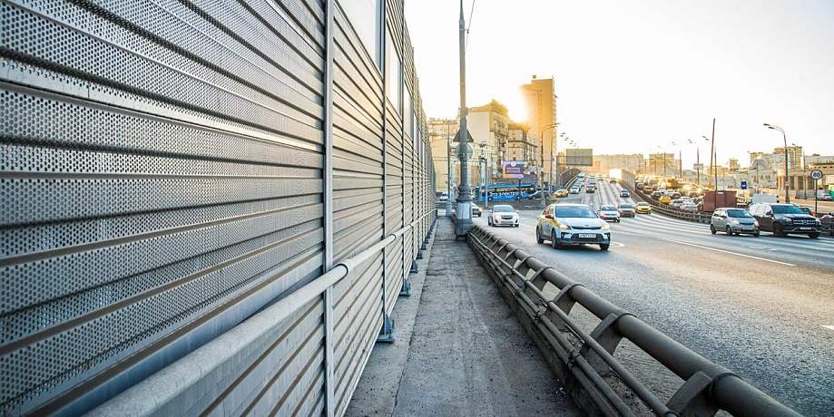 В Москве продолжается обновление шумозащитных экранов