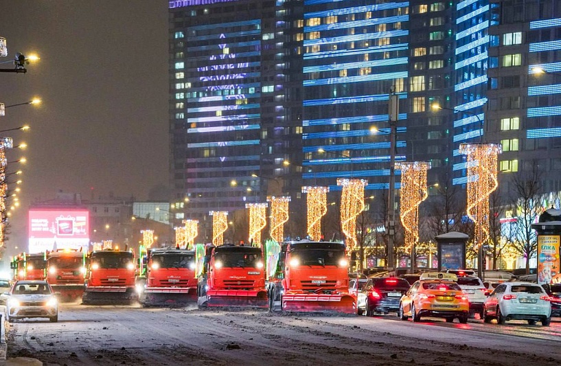 Последствия сильного снегопада в Москве устраняются в круглосуточном режиме