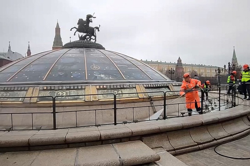 В Москве стартовал капремонт трех знаменитых фонтанов на Манежной площади