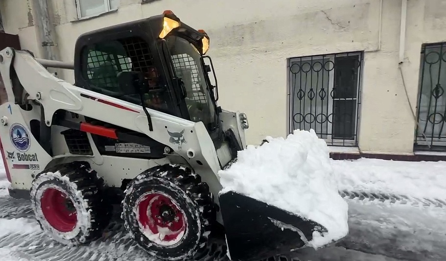 Столичные городские службы наращивают усилия по расчистке улиц от снега