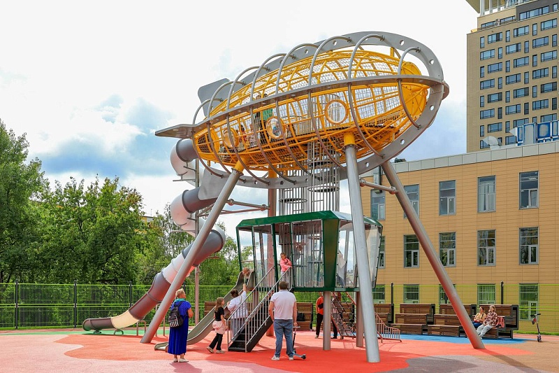 В ЮЗАО Москвы установили уникальный игровой комплекс в форме дирижабля