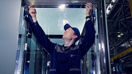 Монтажники КМЗ установили более 2,7 тысячи лифтов в России в 2025 году