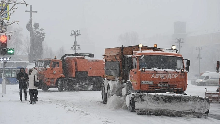 В Москве к уборке снега привлекли около 130 тыс. человек и более 15 тыс. единиц техники