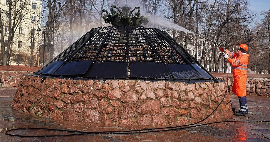 Фонтан в Репинском сквере столицы прошёл предсезонную подготовку