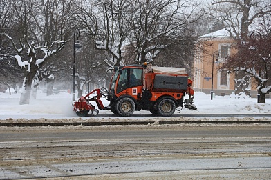 Городские службы продолжают круглосуточную уборку последствий снегопада
