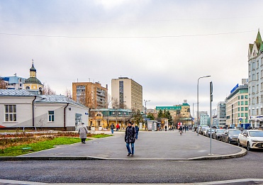 У станции метро «Достоевская» установили современное освещение и обновили тротуары