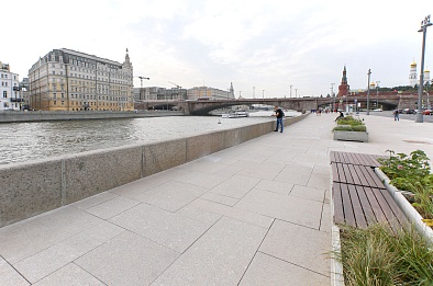 На Москворецкой набережной завершили обновление дорожного покрытия