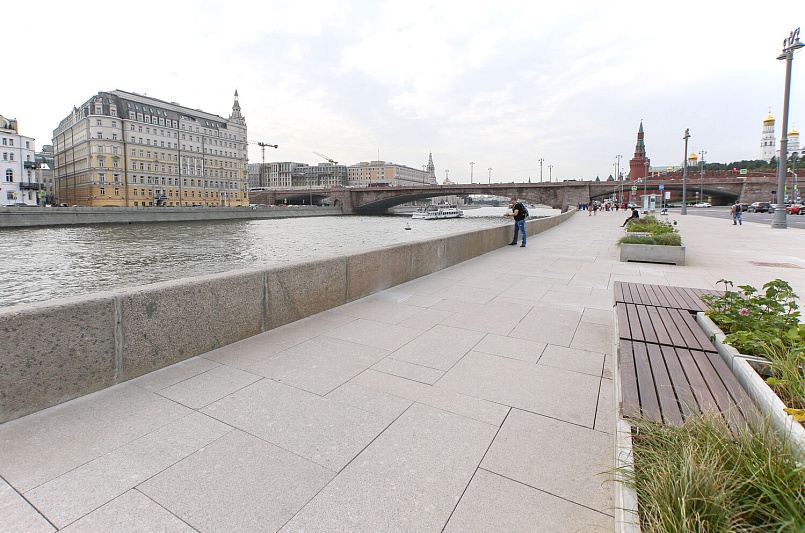 На Москворецкой набережной завершили обновление дорожного покрытия